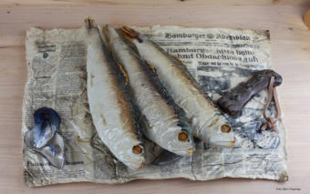 Stillleben Brathering auf Zeitung Poppinga